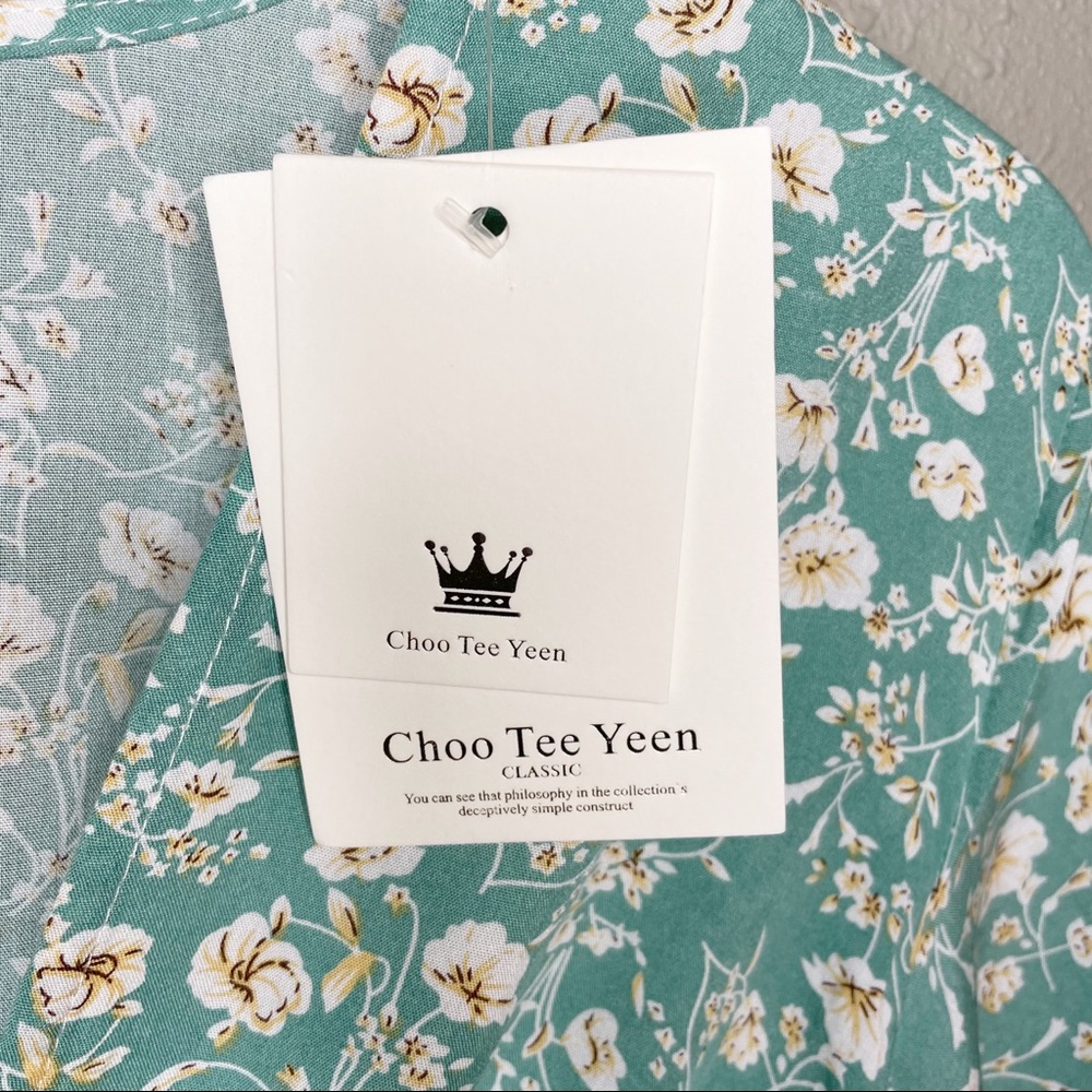 Floral V-neck Dress - Picture 11 of 12
